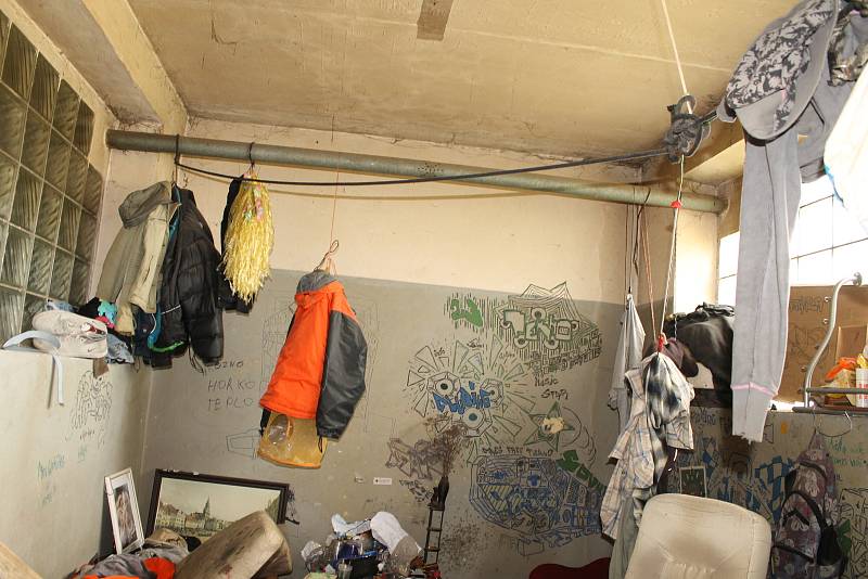 Život bezdomovců v benešovských Táborských kasárnách.