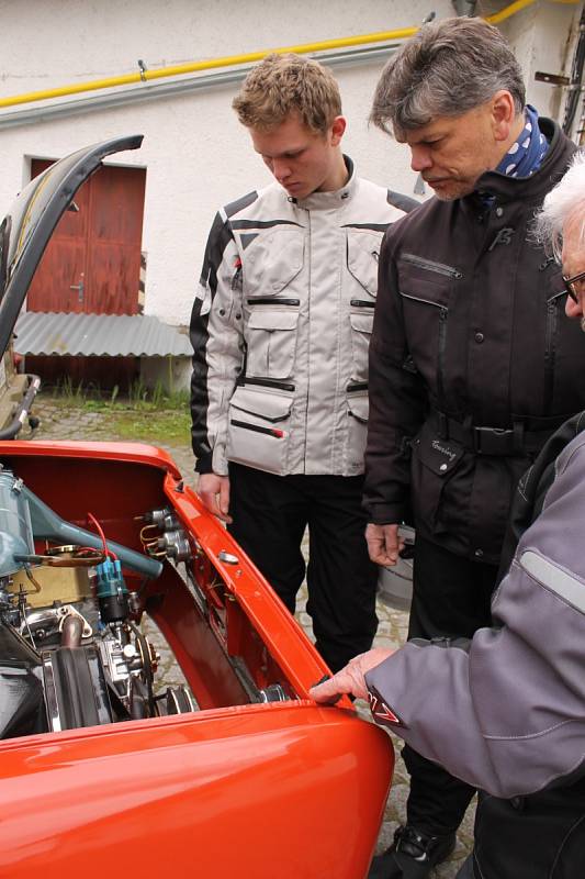 Na nádvoří pivovaru návštěvníci oslavy 120 let pivovaru obdivovali krásu naleštěných automobilových a motocyklových veteránů.