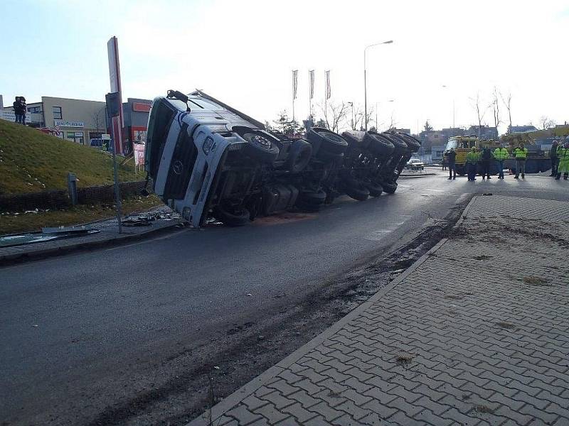 Řidička tahače vyvázla z nehody bez zranění. 