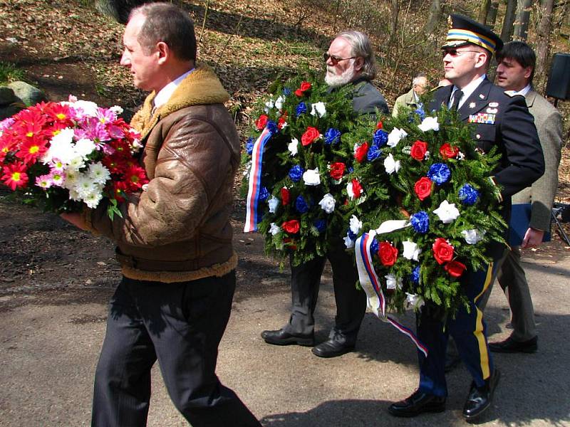 Pietní akt u pomníku padlých amerických letců na Konopišti.