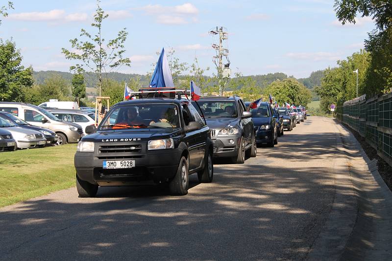 Protest proti Andreji Babišovi v době jeho svatby na Čapím hnízdě.