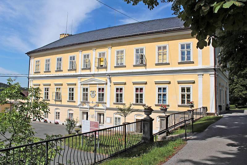 Hlavní budova Domova seniorů ve Vojkově.