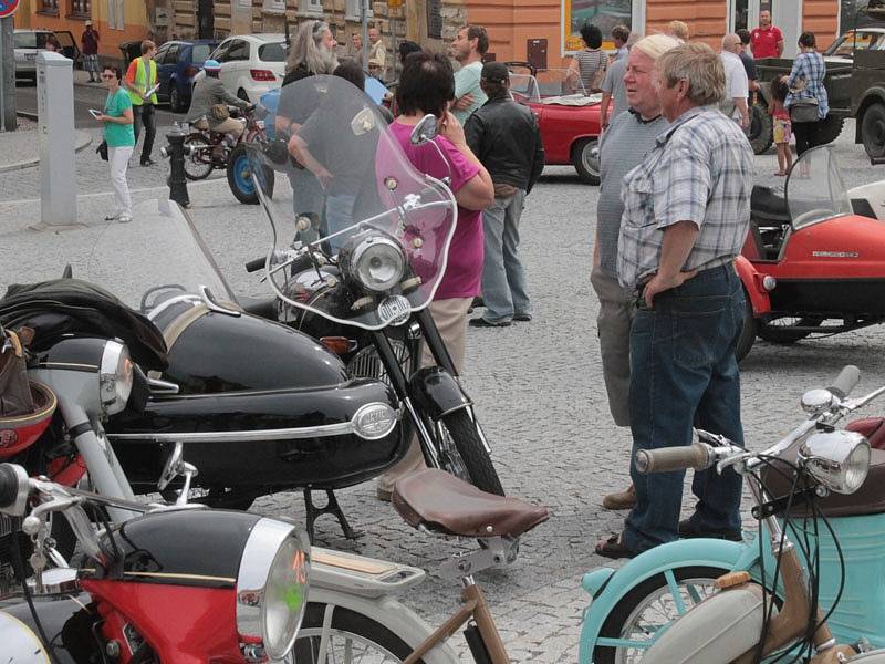 Historická vozidla začala na votické Komenského náměstí najíždět v sobotu po půl dvanácté.