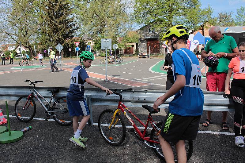 Z okresního kola Dopravní soutěže mladých cyklistů v Benešově.