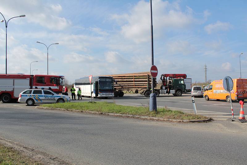 Nehoda autobusu a takzvaného klaďáku na křižovatce na Červených Vršcích v Benešově.