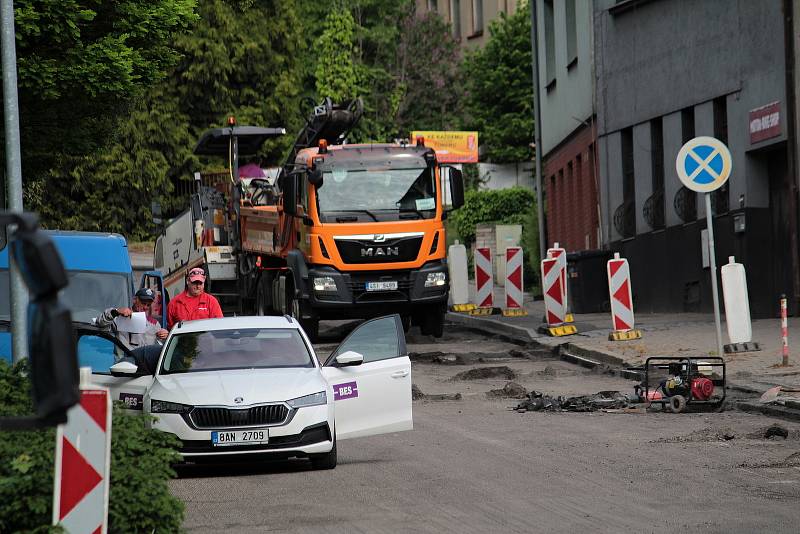 Z rekonstrukce povrchu silnice v Nové pražské ulici v Benešově.