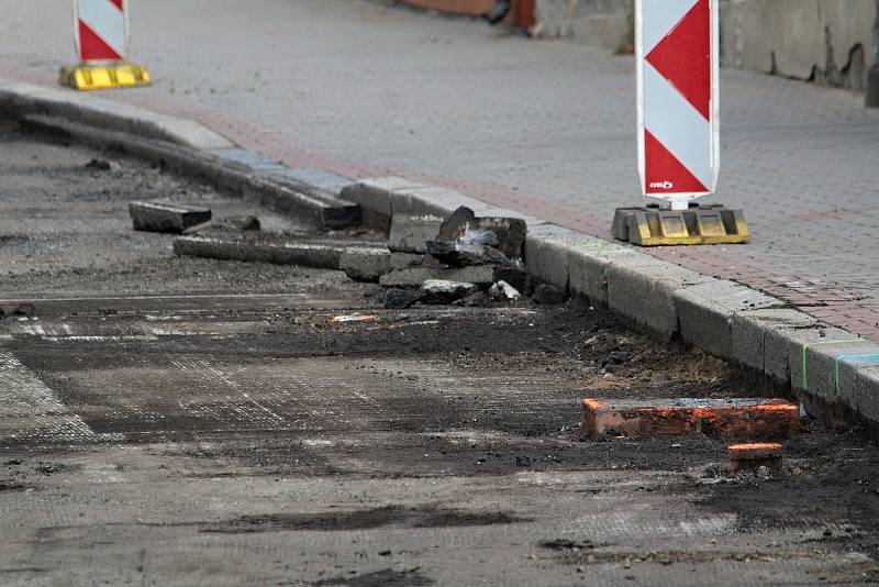 Z rekonstrukce povrchu silnice v Nové pražské ulici v Benešově.