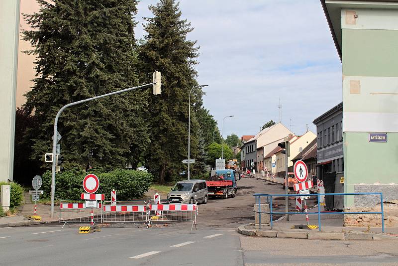 Z rekonstrukce povrchu silnice v Nové pražské ulici v Benešově.