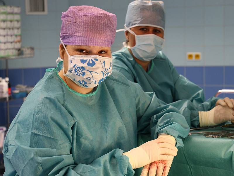 Lékařka Linda Cihelkové při operaci.