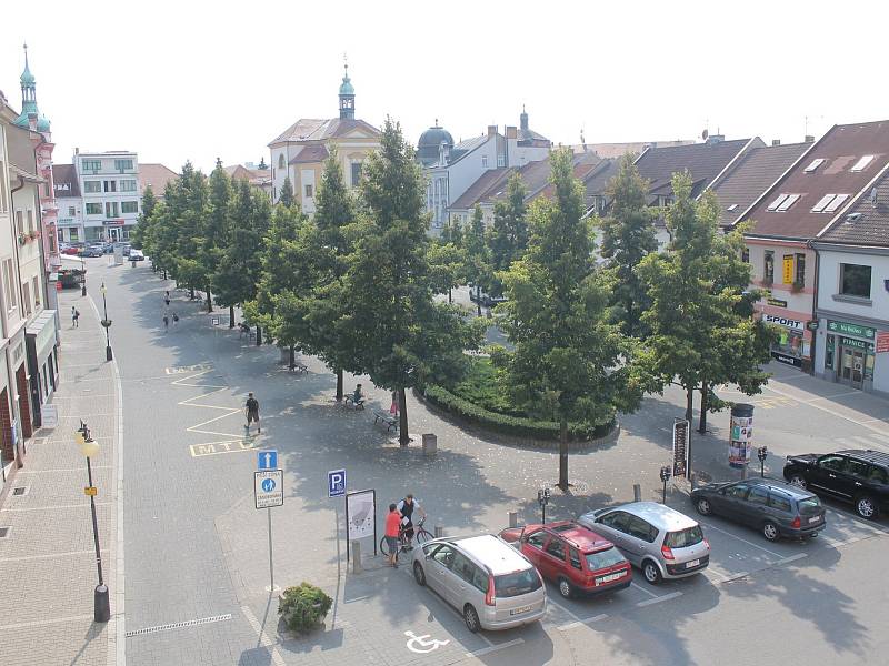 Centrum Benešova, pohled na Masarykovo náměstí z oken radnice.