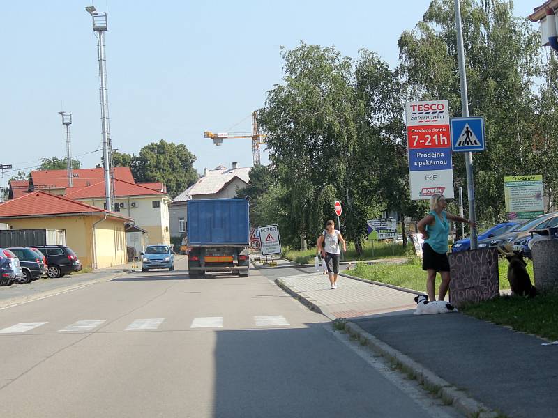 V Čerčanech u vodárny změní přednost v jízdě.