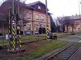Cestující z osobních vlaků přestupují při výlukách do autobusů ve Střezimíři, z rychlíků už v Olbramovicích. 