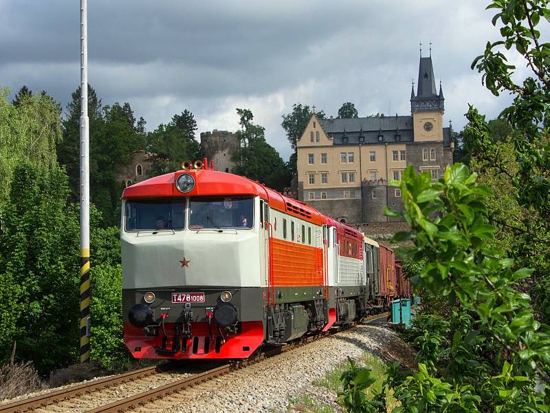 Zvláštní nákladní manipulační vlak tažený 'Zamračenou' pod zámkem ve Zruči nad Sázavou.