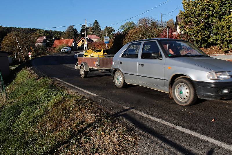 Závěr budování vodovodu, obnovu povrchů silnic provází v Ostředku ještě výstavba chodníku podle hlavní silnice.