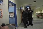 Takto vypadal zákrok policistů v Nemocnici Rudolfa a Stefanie v Benešově, kde ozbrojený muž ohrožoval personál, listopad 2021.