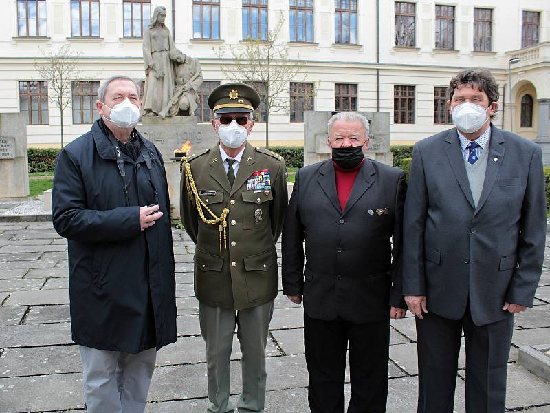 Vzpomínková akce u pomníku obětem válek před benešovským gymnáziem.