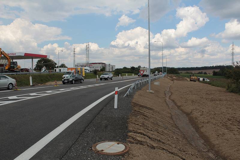 Z výstavby okružní křižovatky na Červených Vršcích v Benešově.