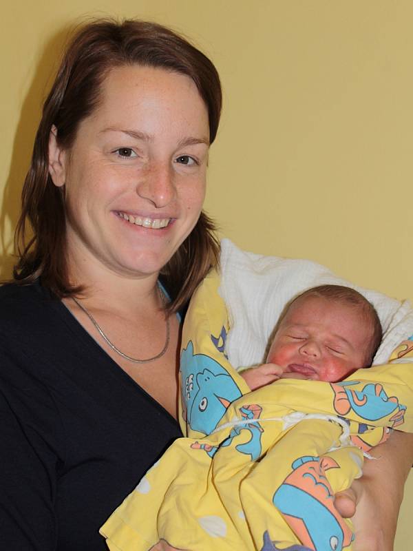 Malý Antonín se narodil 12. listopadu ve 22.22. Sestřičky v porodnici mu navážily 4.23 kilogramu a naměřily 53 centimetrů. Z prvorozeného syna se radují rodiče Jana Černíková a Aleš Zajíček z Vlašimi.