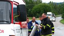Na likvidaci ekologické havárie se podílelo pět hasičských jednotek a odborná dekontaminační firma.