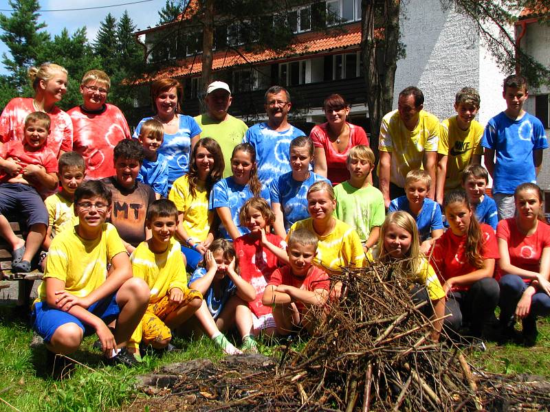 České a polské hasičské děti na táboře v Jizbici.