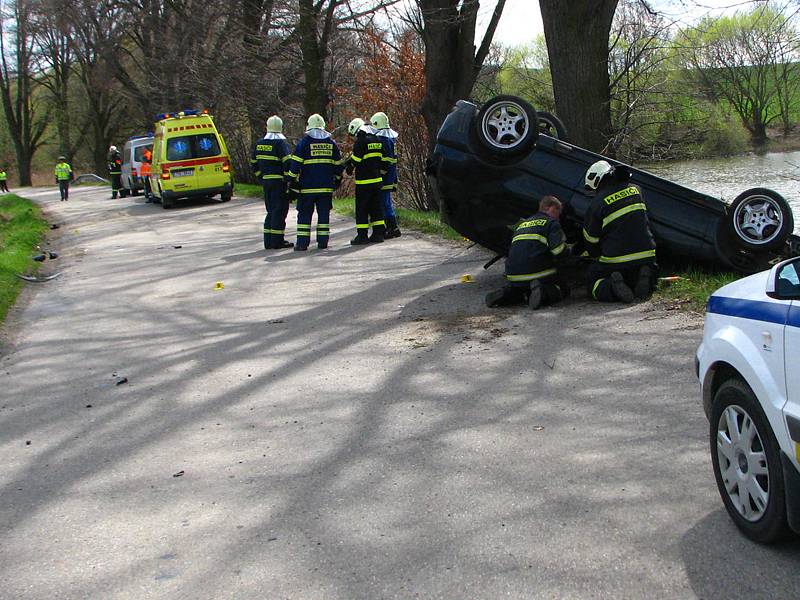 Auto mladé dvojice skončilo na střeše.