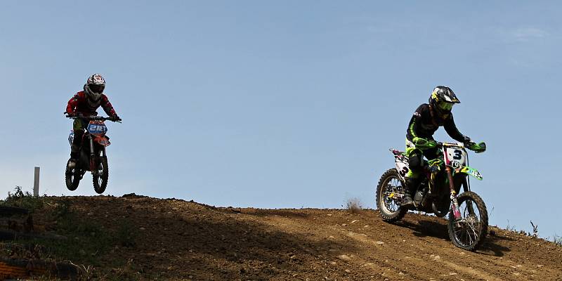 Po rozpravě s jezdci následovaly první a druhé finálové jízdy kategorií hobby MX2, veterán, hobby MX1, 85 ccm, MX2 a MX1.