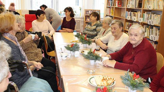 Setkání seniorů v benešovské knihovně.