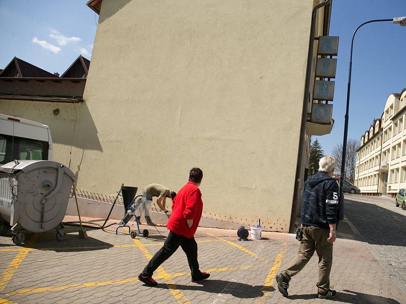 Práce při instalaci chemické hydroizolace na budově kina v Poštovní ulici v Benešově.