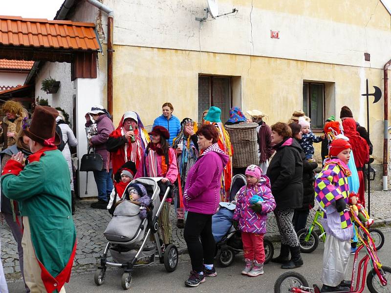 Masopust zahájili také v Pyšelích, a to tradičním průvodem masek.