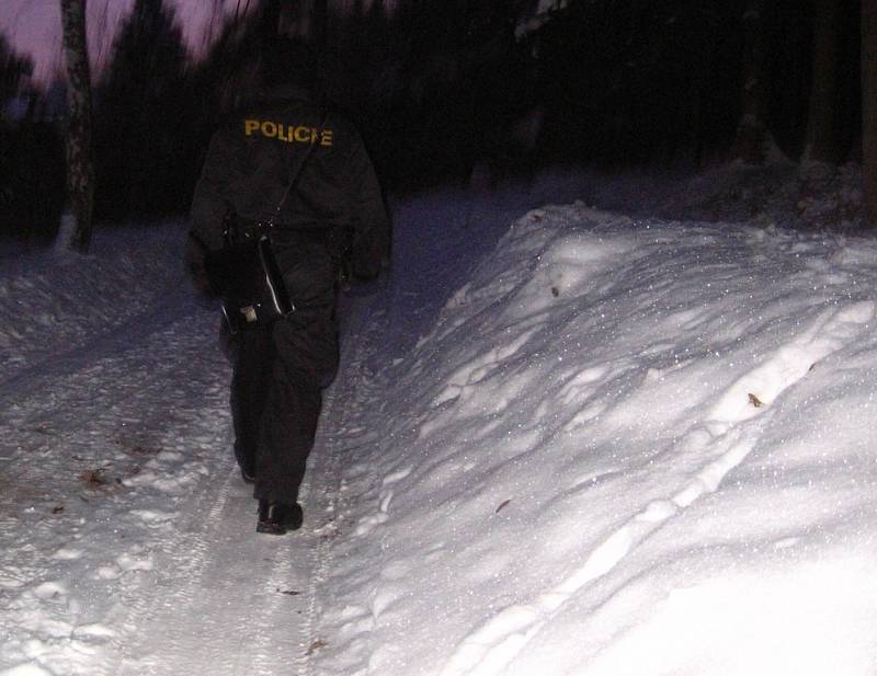 Zlenice. 12. ledna 7.30, policejní fabie zastavuje na začátku chatové osady a zahajuje obchůzku