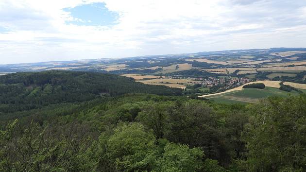 Pohled z rozhledny na vrchu Velký Blaník.