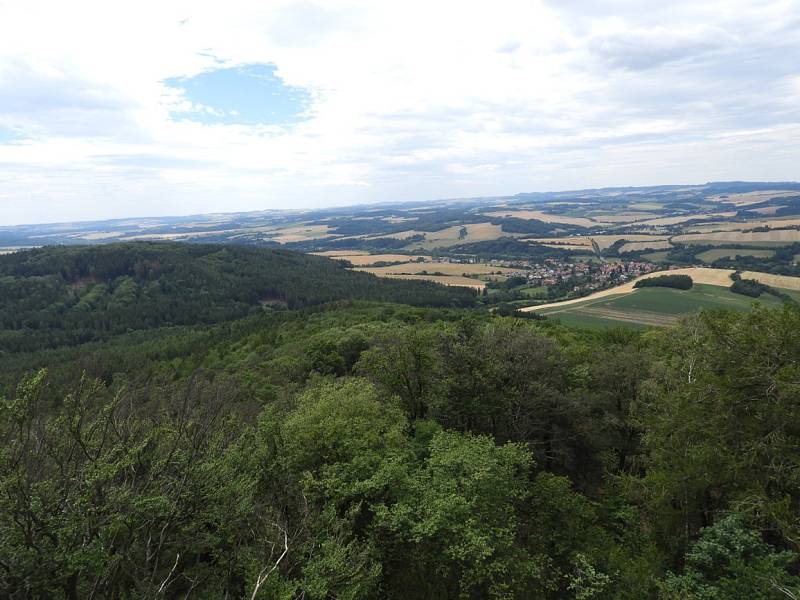 Pohled z rozhledny na vrchu Velký Blaník.