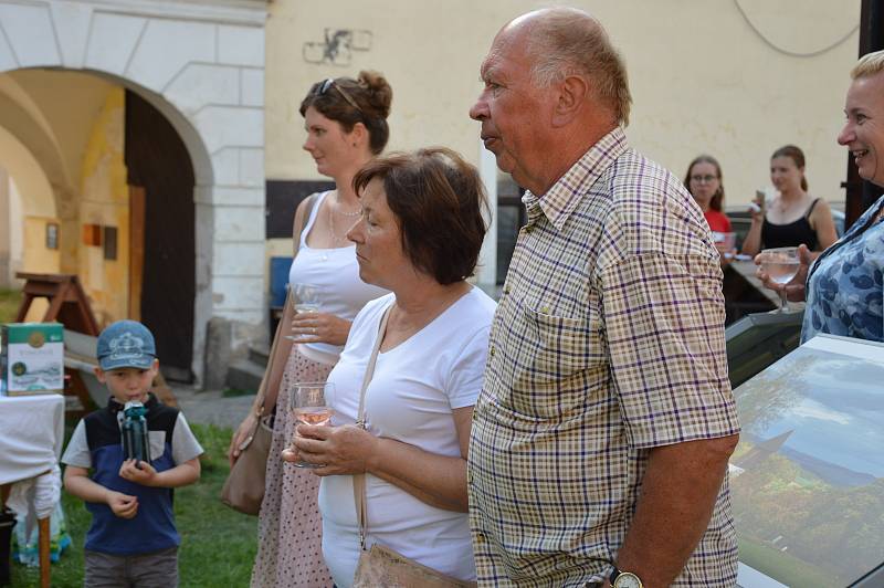 Z vernisáže krajinářských fotografií za účelem sehnání prostředků na kompletní obnovu varhan v louňovickém kostele.