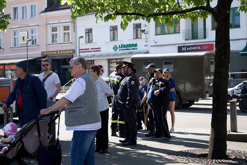 Hasičský den na Konopišti zahájili účastníci na Masarykově náměstí v Benešově.