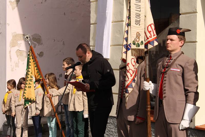 Pamětní plaketa zdobí od úterý 9. května rodný dům významného českého letce a armádního plukovníka Josefa Příhody.