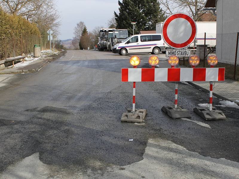 Uzavírka v Hulicích, kvůli které řidiči neprojedou do sousední obce Nesměřice na Kutnohorsku.