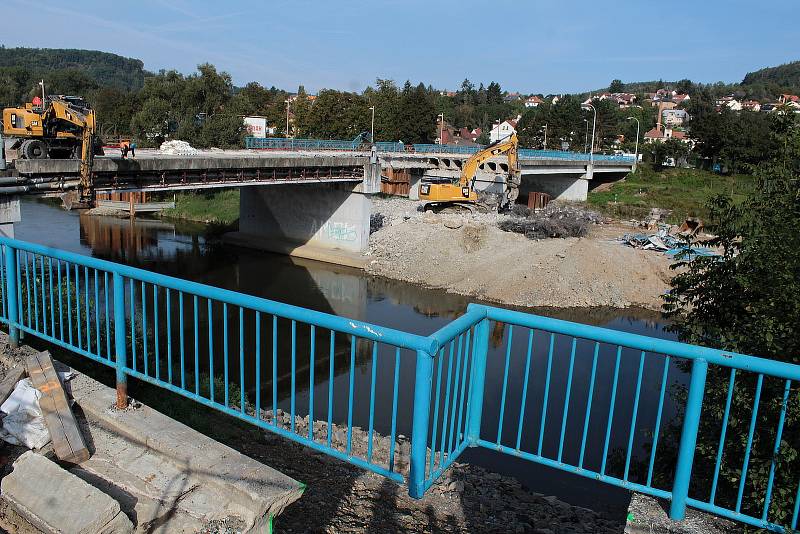 Demolice mostu v Sázavě.