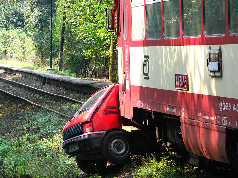 Srážka osobního auta a motorového vlaku  ve Zlenicích.