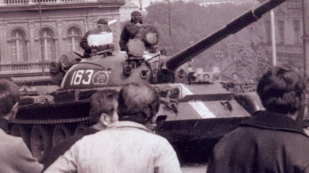 Tank v srpnových dnech 1968 ve Vlašimi.