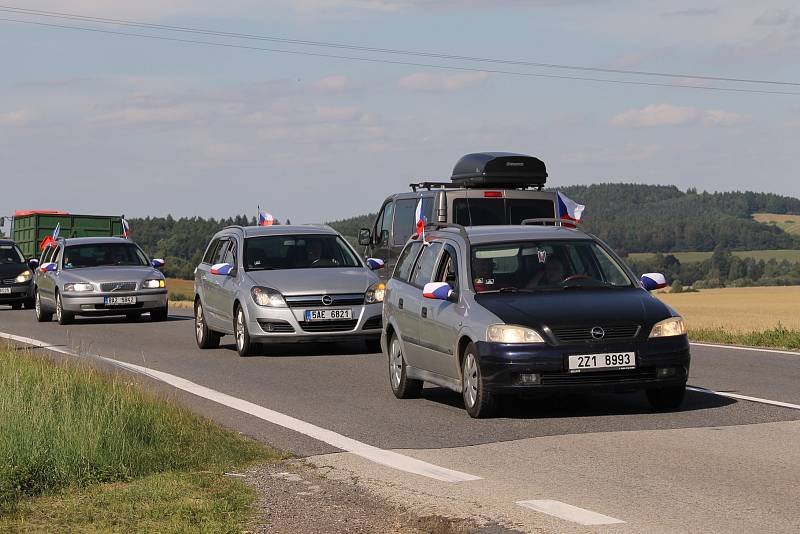 Protest proti Andreji Babišovi v době jeho svatby na Čapím hnízdě.