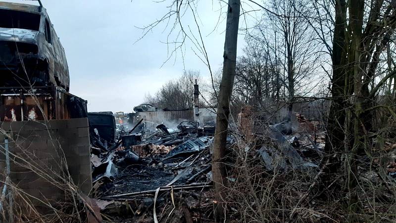 Z požáru v areálu autovrakoviště v katastru obce Sluštice na Říčansku v okrese Praha-východ 23. března 2021.