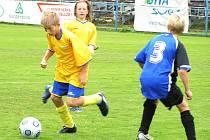 Benešovští žáci Jan Křemen (u míče) a Tadeáš Nikrmajer jsou v nominaci výběrů U12 a U13 OFS Benešov. 