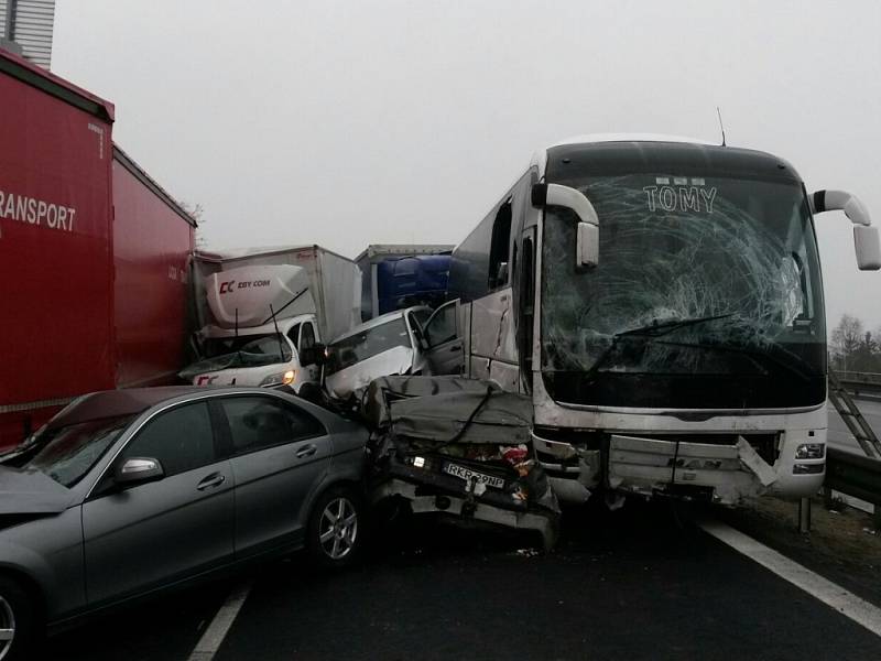 Hromadná nehoda na 51. kilometru dálnici D1 u Střechova zablokovala ráno v 7 hodin v pátek 23. prosince směr na Brno. 