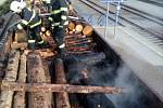V jedoucím nákladním vlaku u Říčan hořely klády.