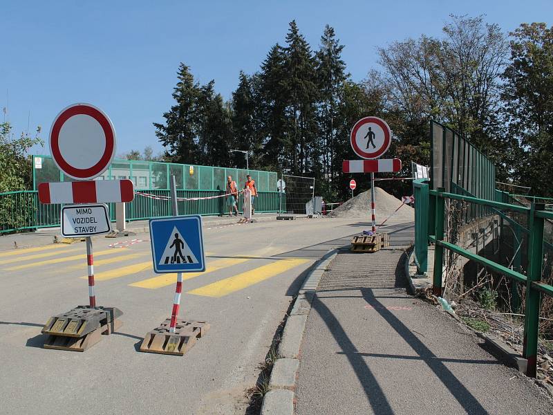 Na uzavřeném mostě přes železnici v Benešově se v  noci na úterý 15. září 2020 stala dopravní nehoda.