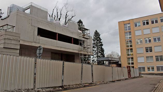 Výstavba v areálu Nemocnice Rudolfa a Stefanie v Benešově na začátku února roku 2023.