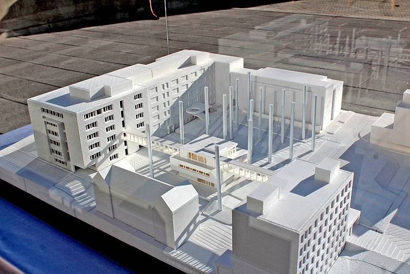 Model Nemocnice Rudolfa a Stefanie v Benešově s přístavbou chirurgie, centrálním příjmem a lávkou propojující novostavbu s internou.