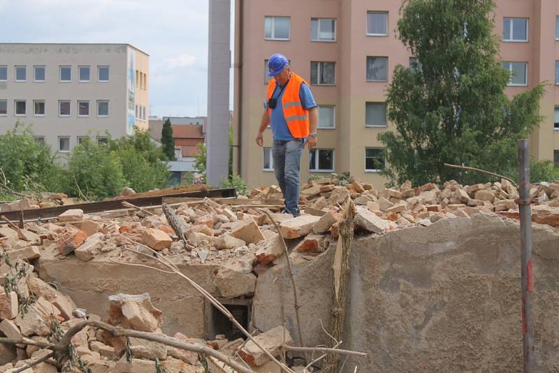 Bourání objektů v bývalých Pražských kasárnách.