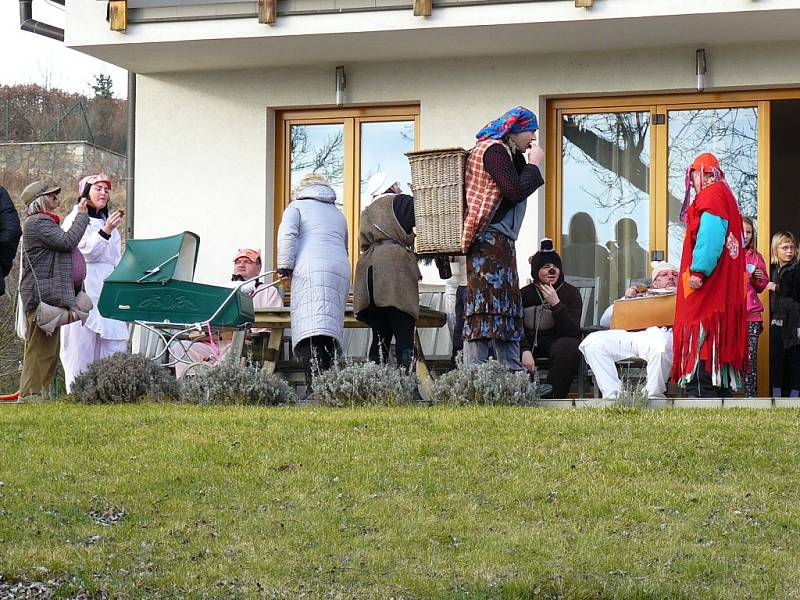 Masopust zahájili také v Pyšelích, a to tradičním průvodem masek.