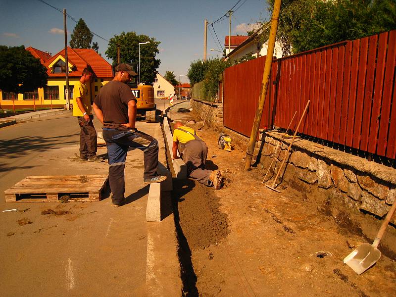 Školáci budou chodit po opravených chodnících a nově se dostanou do školy bezpečněji, přes přechod.